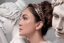  Gaya Memikat Luna Maya Pakai Mahkota ala Romawi, Ini Kata Netizen